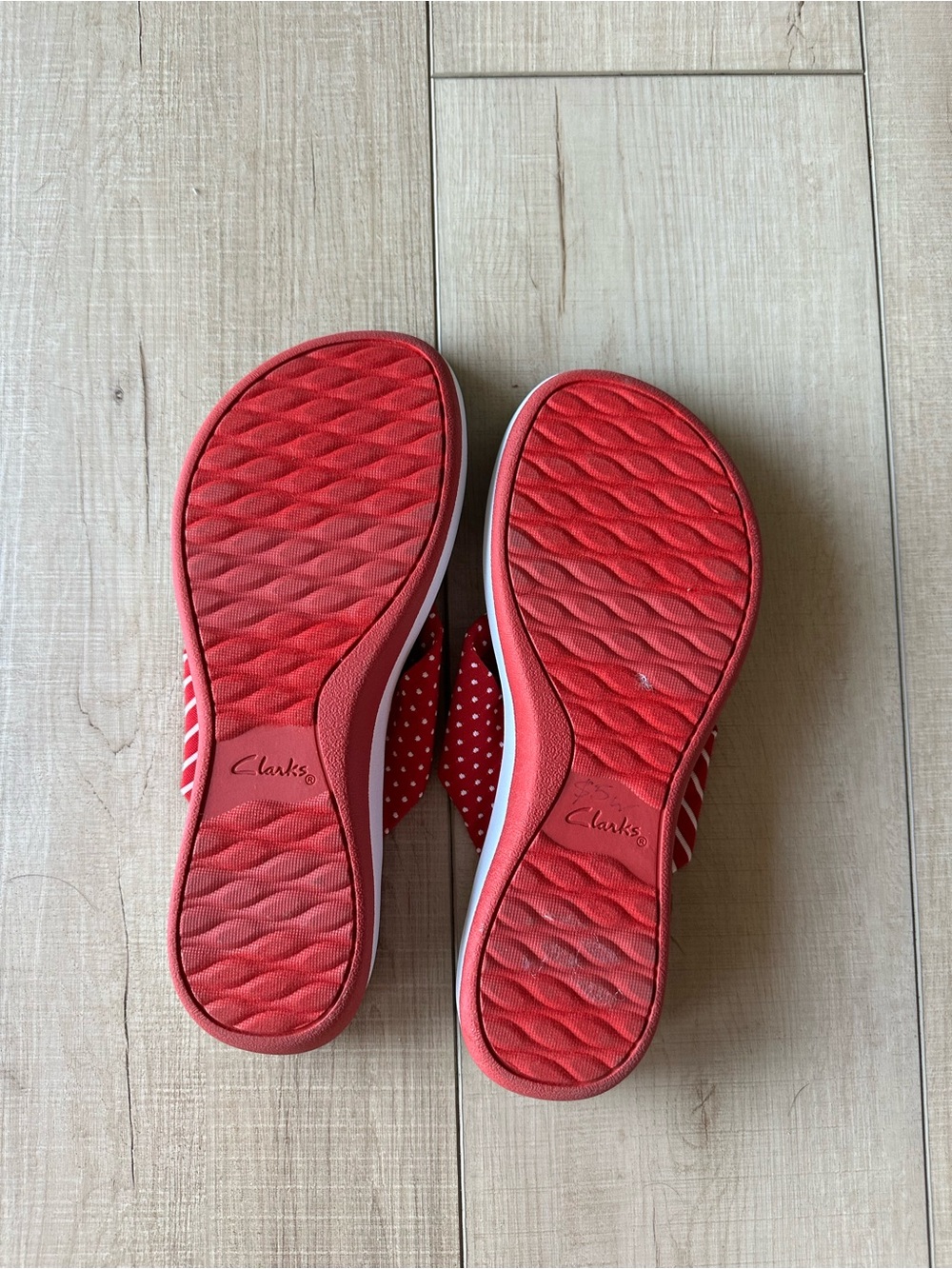 Cloudsteppers by Clarks Red and White Patterned Fabric Thong Sandals - Picture 4 of 5
